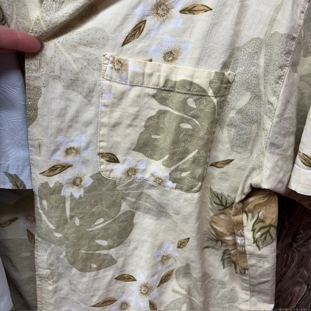 St Johns Bay Mens Tropical Hawaiian Shirts Lot of 2 Blue Cream Floral L/XL - Picture 3 of 10